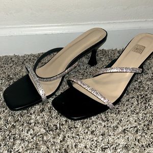 size 8 black heals with diamond straps. I only wore them once